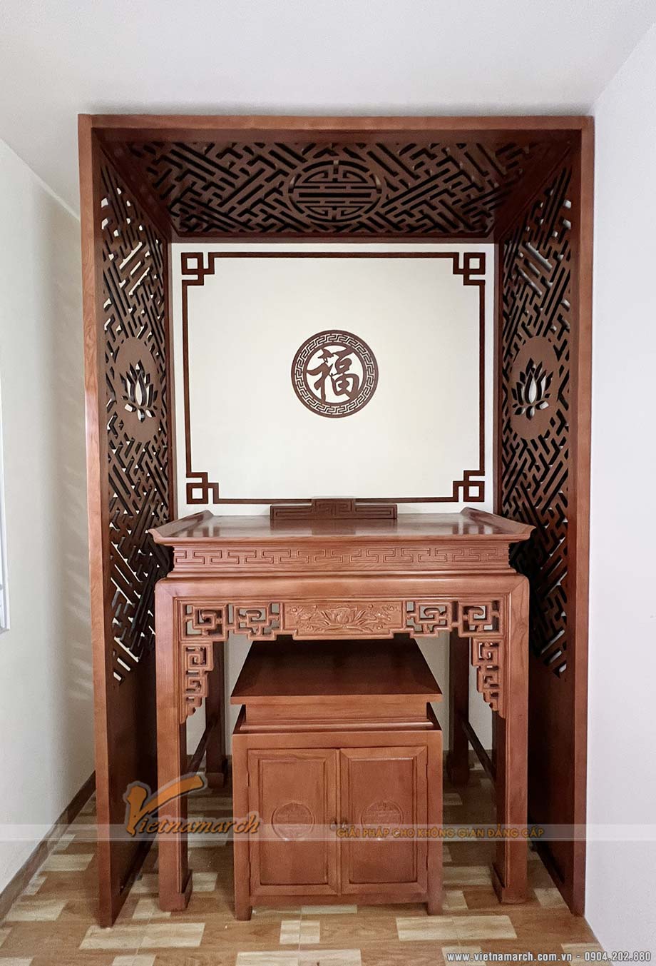 Lắp đặt bàn thờ gia tiên gỗ sồi triện sen tại Kim Giang Thanh Xuân BTD04
