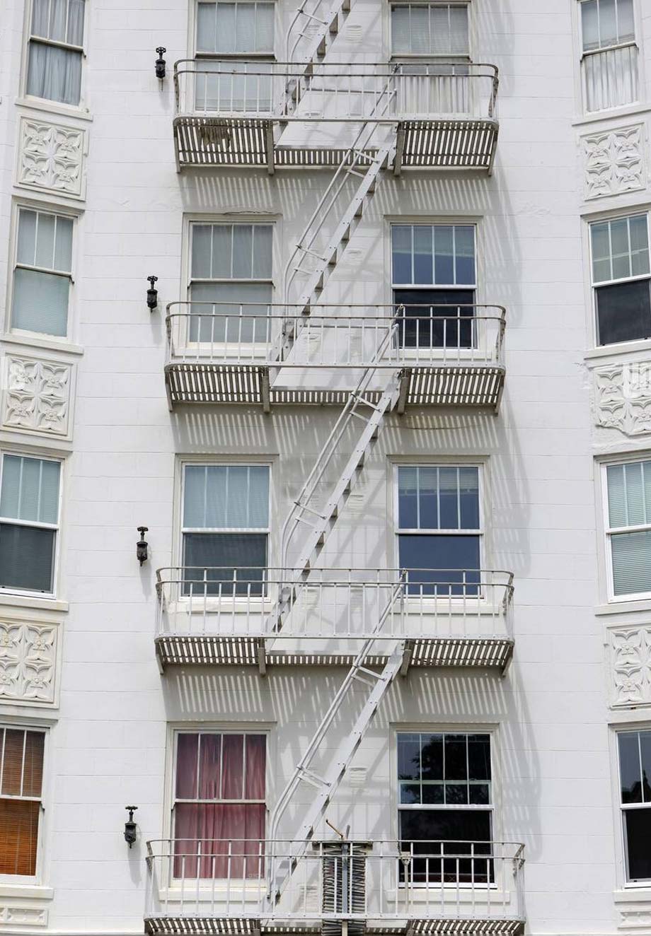 10+ Mẫu thang thoát hiểm ngoài trời cho tòa nhà an toàn linh hoạt