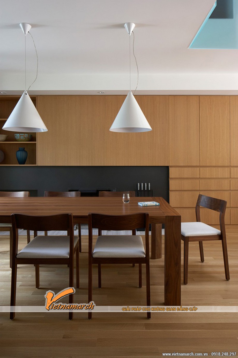 Thiết kế nội thất nhà phố hiện đại và ấm cúng cho gia đình nhỏ ở Hà Nội > Thiết kế nội thất bàn ăn đơn giản với dãy ánh đèn đốt ấm áp