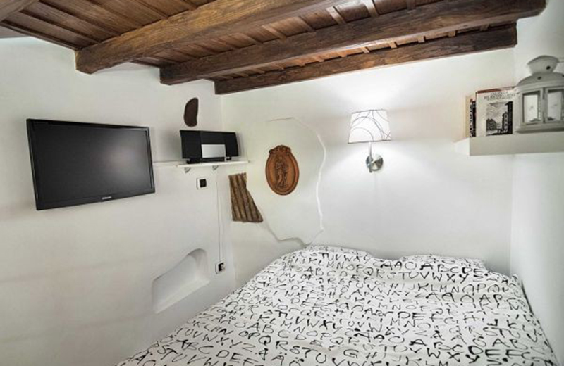 Tư vấn thiết kế nội thất siêu thông minh cho căn hộ nhỏ chỉ 7m2 > Tầng lửng bố trí nơi ngủ với đầy đủ mọi thứ bạn cần.