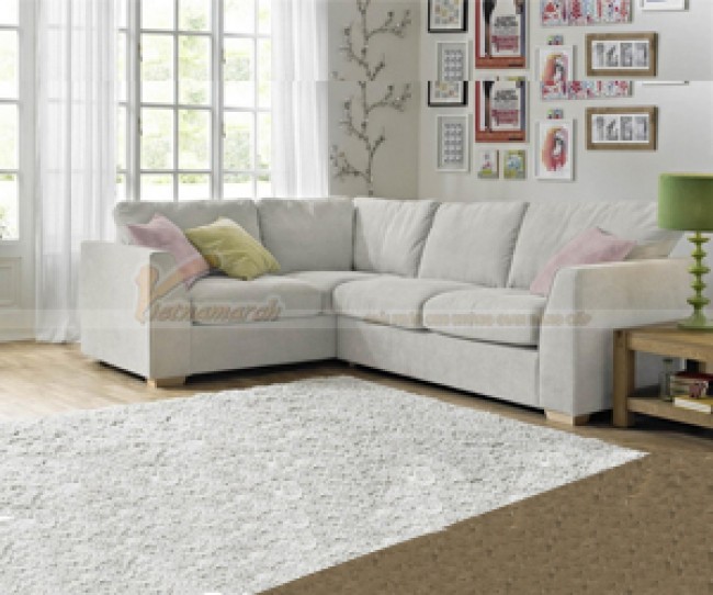 Mẫu ghế sofa vải nỉ mềm mại, màu ghi sáng phù hợp cho những phòng khách Scandinavian