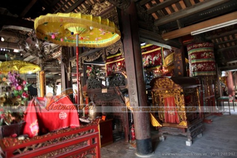 Tìm hiểu kiến trúc ngôi đình cổ nhất Việt Nam > bàn thờ Lý Ông Trọng.