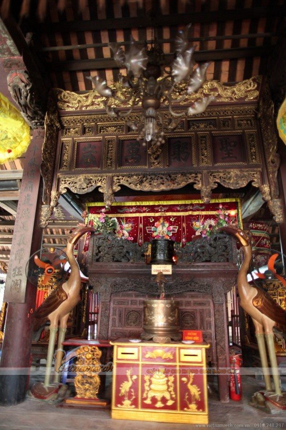 Tìm hiểu kiến trúc ngôi đình cổ nhất Việt Nam > Bát hương được đúc bằng đồng.