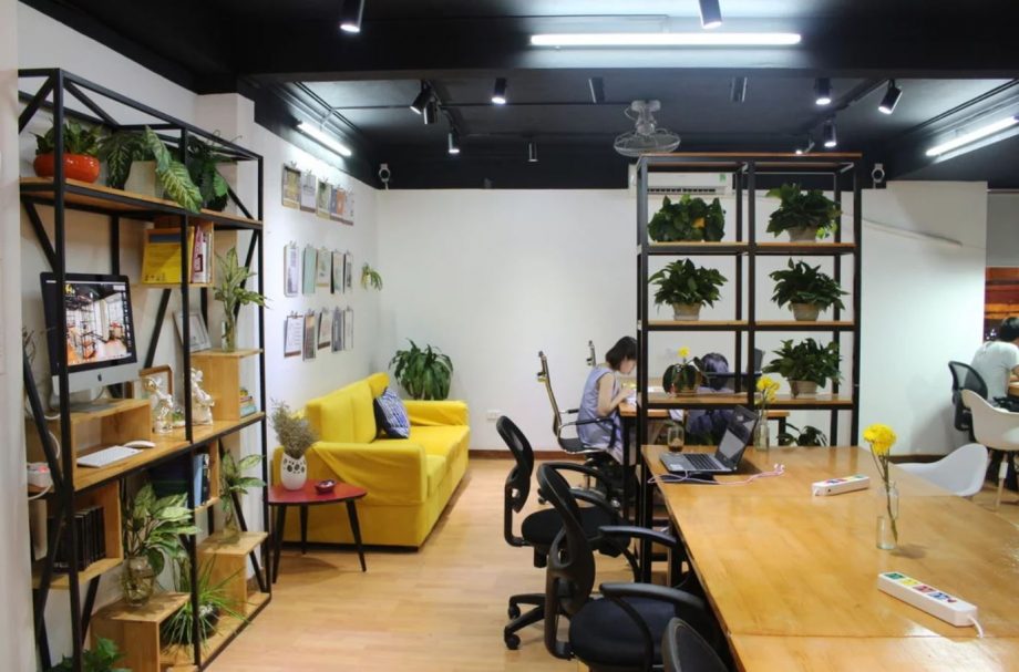 Khám phá không gian làm việc chung Coworking Space nhỏ nhắn, sáng tạo, hiện đại ở tại Hà Nội > 