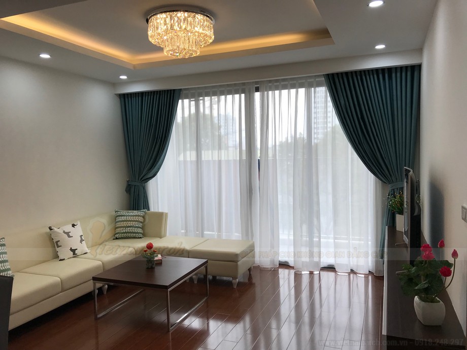 Nội thất căn hộ mẫu 95m2 chung cư Thống Nhất Complex 82 Nguyễn Tuân > Phòng khách thoáng và rộng với thiết kế logia cửa kính lớn. 