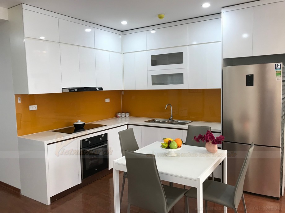 Nội thất căn hộ mẫu 95m2 chung cư Thống Nhất Complex 82 Nguyễn Tuân > Tủ bếp chữ L hiện đại và đầy đủ tiện nghi cho phòng bếp