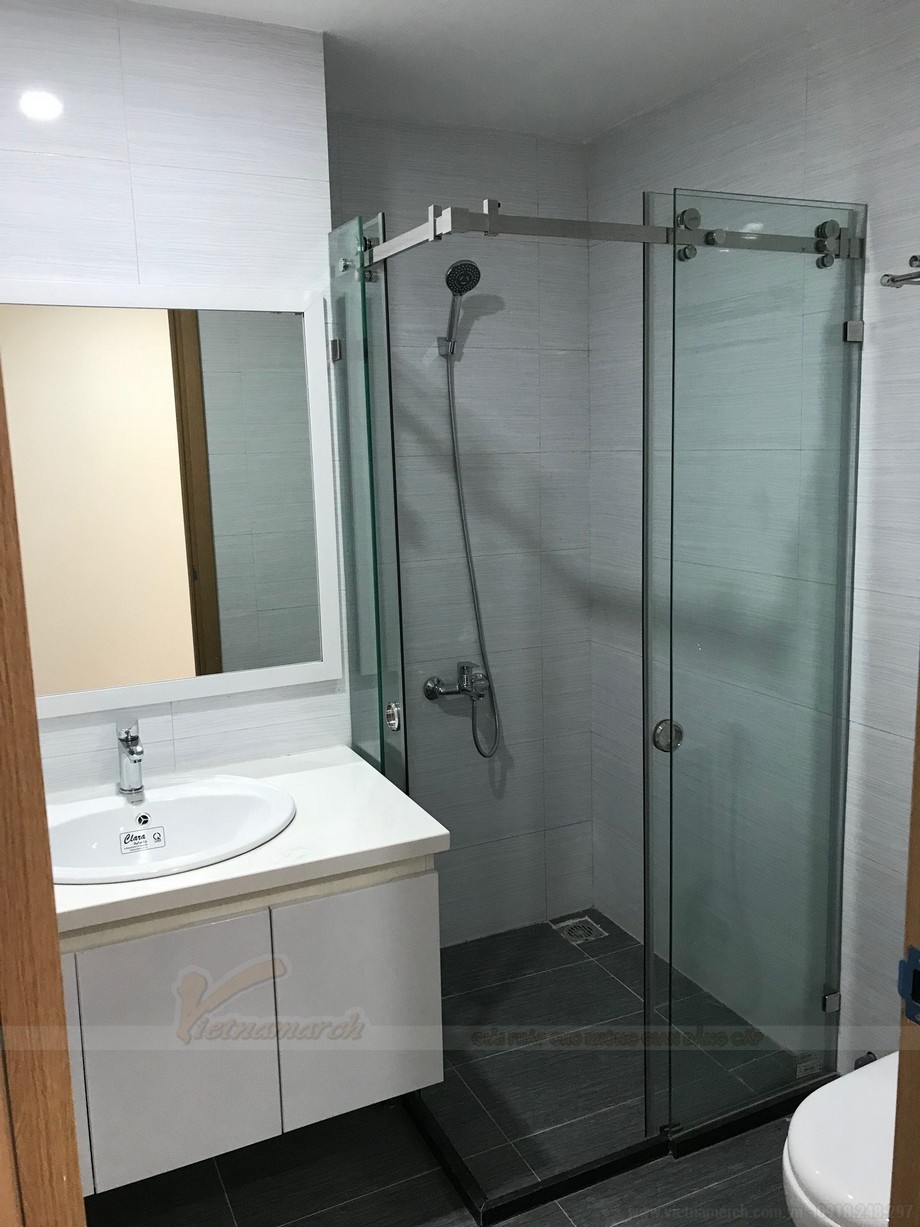 Nội thất căn hộ mẫu 95m2 chung cư Thống Nhất Complex 82 Nguyễn Tuân > Phòng tắm sử dụng nội thất cao cấp và có thiết ké vách tắm kính hiện đại.