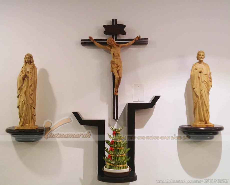 Mẫu bàn thờ Công giáo thiết kế đặc biệt mô phỏng đôi bàn tay dâng hoa lên Thiên Chúa