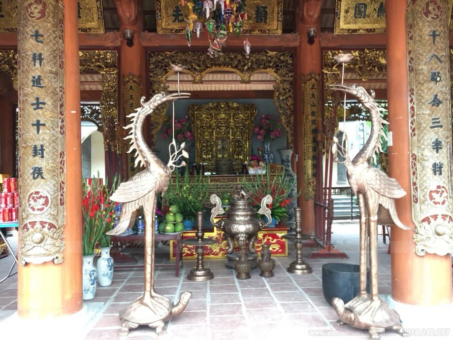 Lễ yên vị bát hương nhà thờ tổ họ Lại Việt Nam tại Thanh Hóa > Thân hạc hình khum, tượng trưng cho bầu trời, chân cao như chột chống trời.