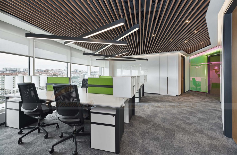 Khám phá nội thất văn phòng mở xu hướng coworking space thiết kế sắc nét ấn tượng có 1-0-2 > Sàn nhà màu xám phối hợp ăn ý với gam màu tổng thể của thiết kế
