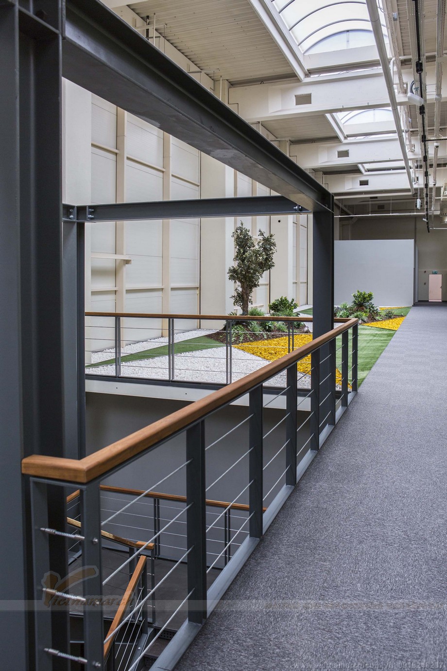 Dự án coworking space được đầu tư lớn nhất vào thiết kế nội thất > Không gian bên ngoài văn phòng  cũng được thiết kế chau chuốt đẹp mắt