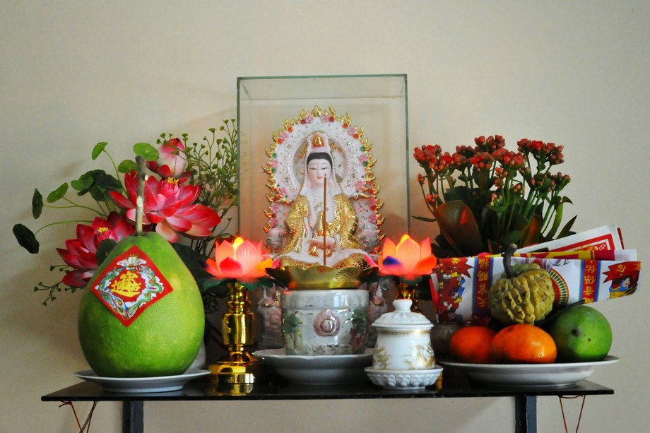 Bàn thờ Quan Âm gồm tượng Phật Quan Âm, lư hương, lọ hoa, nến/đèn, lễ vật chay