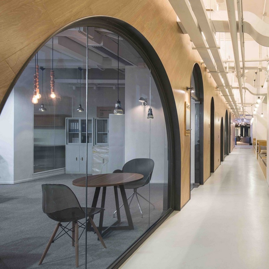 Xu hướng thiết kế không gian làm việc chung độc đáo với dãy parabol tuyệt đẹp > Thiết kế khu vực bên ngoài hành lang trong co-working space