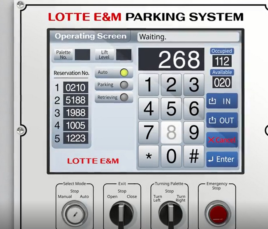 Bấm mã số xe vào hệ thống máy tính nhận diện ngay bên tay phải của hệ thống đỗ xe tự động
