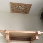 Ngày đẹp lắp bàn thờ treo gỗ sồi, màu trần sồi, nhỏ cho chung cư Huyndai Hà Đông