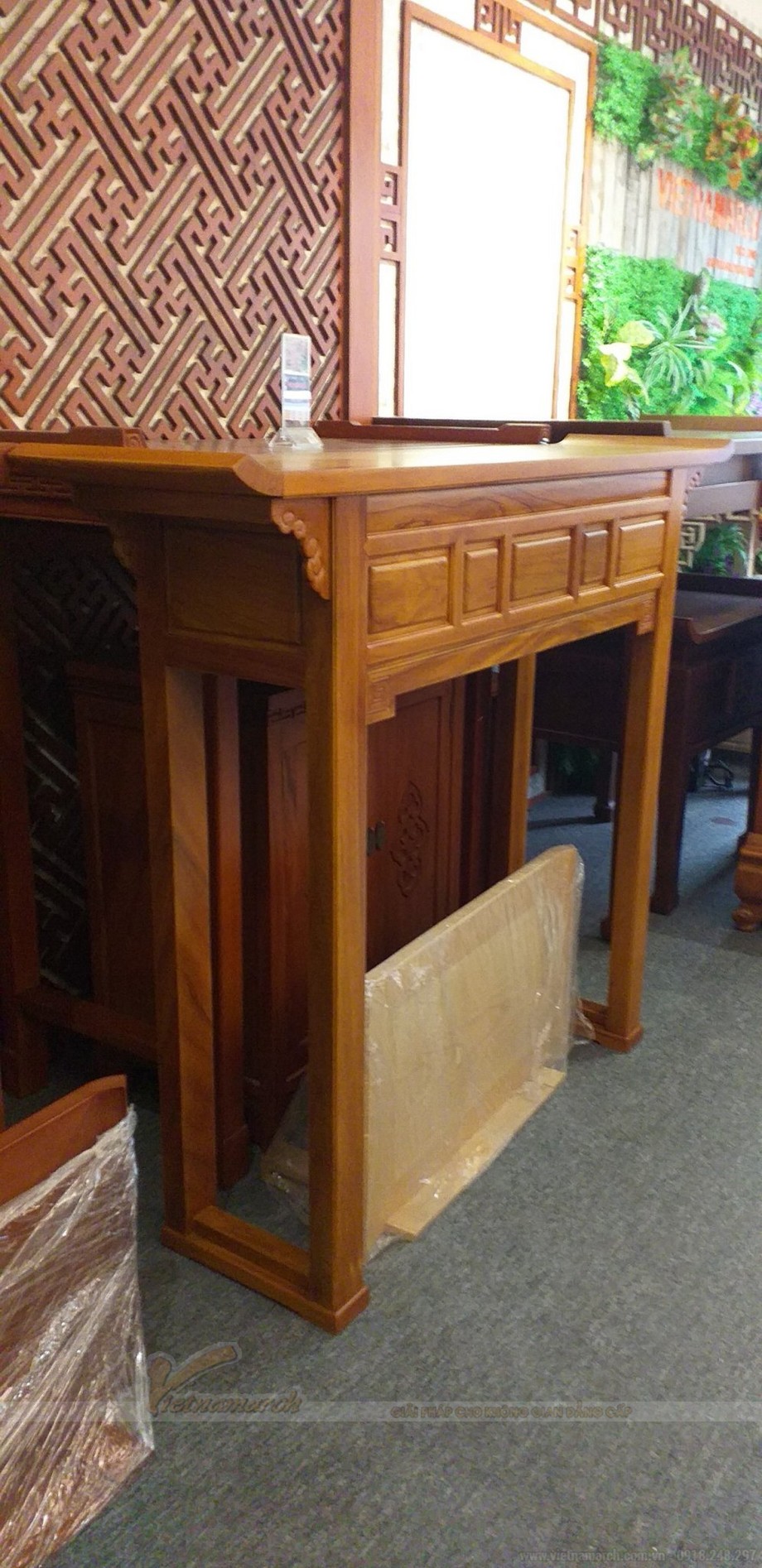 Mẫu tủ thờ 2 tầng gỗ gõ thiết kế riêng độc đáo cho gia đình ở Thanh Hóa > một bàn đứng nhỏ, có chiều rộng khá bé, xếp ngay phía sau tủ thờ này