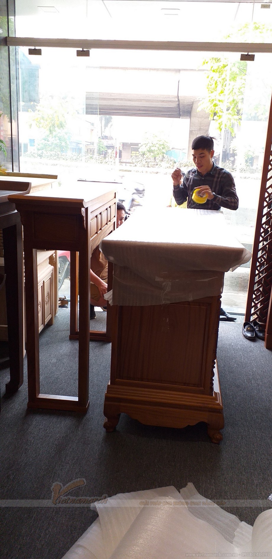 Mẫu tủ thờ 2 tầng gỗ gõ thiết kế riêng độc đáo cho gia đình ở Thanh Hóa > chúng tôi đang đóng bàn thờ cẩn thận ra cho khách 
