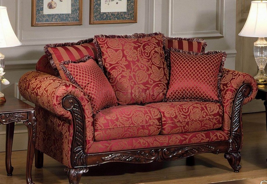sofa được bọc bằng vải gấm có ưu điểm là thoáng mát, mềm mại, 
