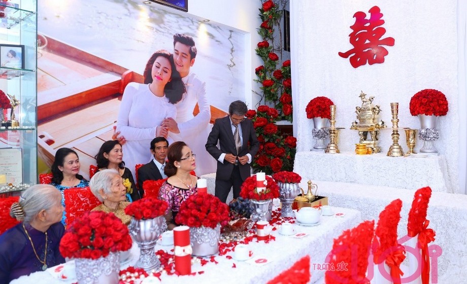 Tự trang trí bàn thờ lễ đính hôn sử dụng hoa đồng đỏ