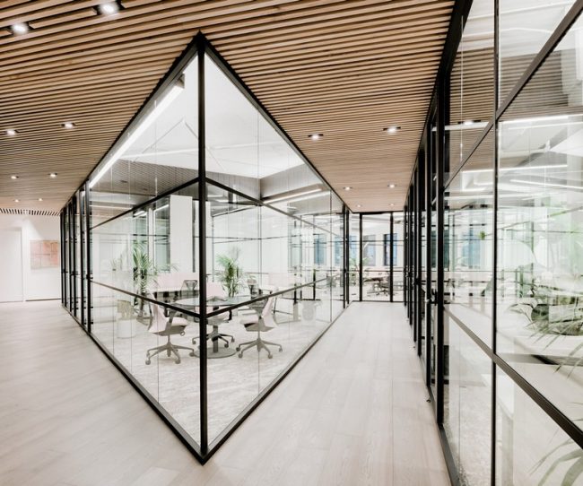Dự án thiết kế không gian làm việc chung coworking space tận dụng sân thượng tầng cao nhất của một tòa nhà