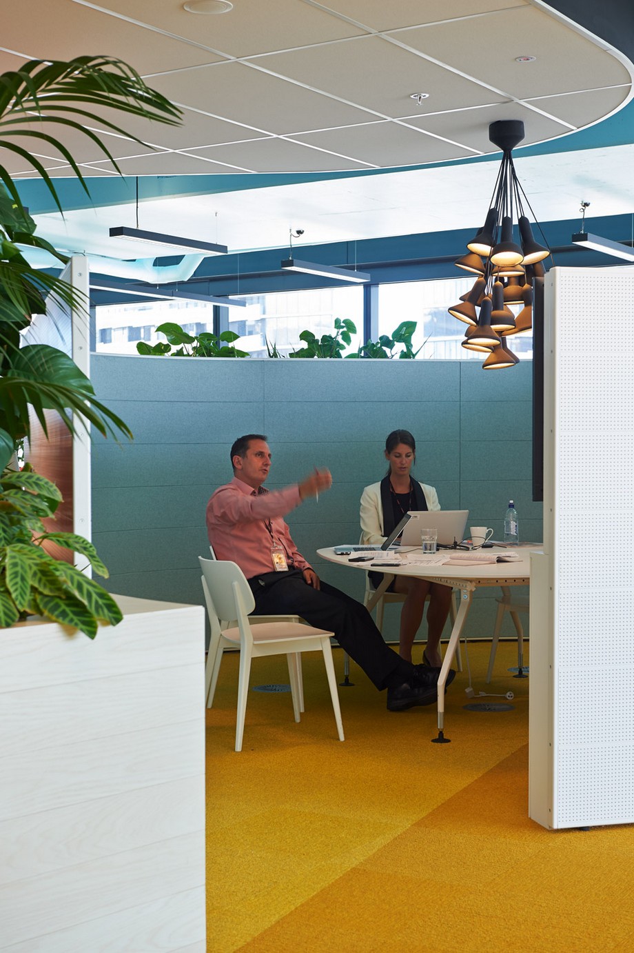 Dự án thiết kế không gian làm việc chung coworking space đẹp như mê cung > Thiết kế không gian làm việc chung với đầy đủ góc ngồi khá riêng tư