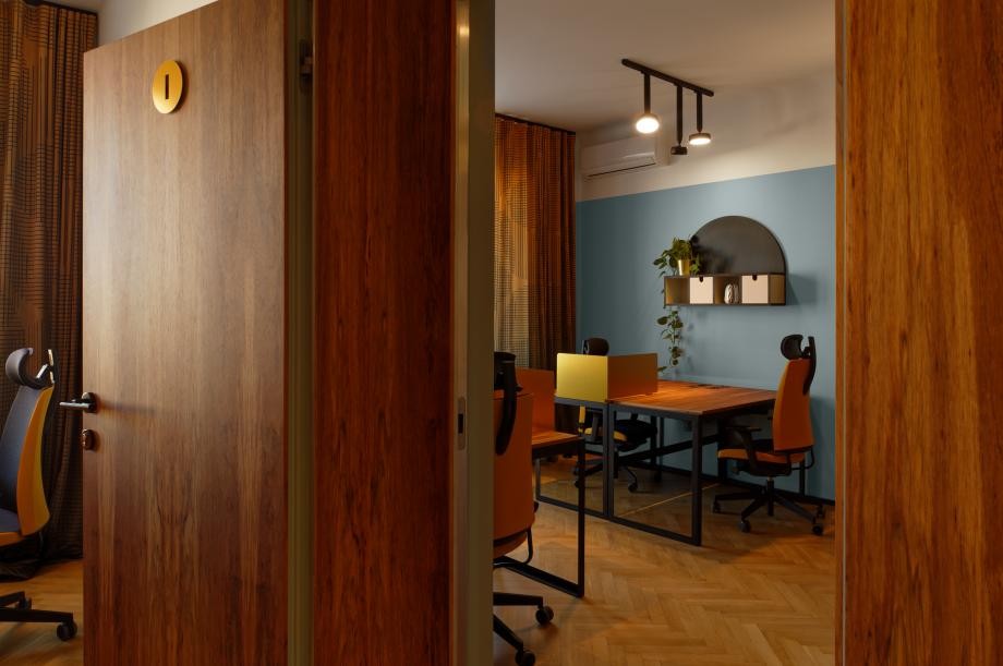 52 hình ảnh không gian làm việc chung coworking space nổi tiếng trên thế giới > nội thất được thiết kế bằng gỗ màu cánh gián