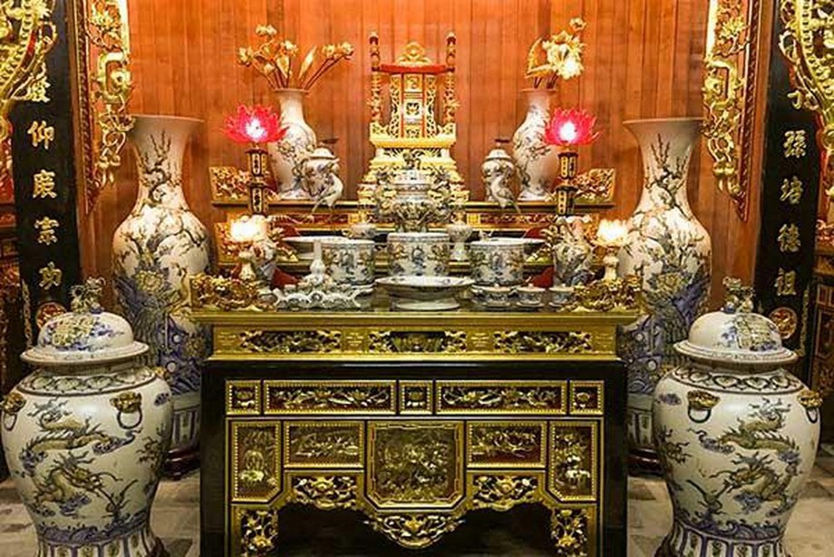 Lư hương còn gọi là gì? Những mẫu lư hương đẹp > Lư hương, một biều tượng linh thiêng trong văn hóa thờ cúng của người Việt