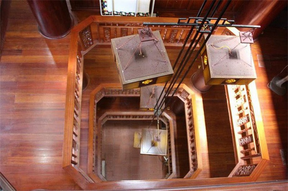 Khám phá nhà gỗ đẹp ở Hà Tĩnh với thiết kế bằng gỗ quý độc đáo > Giếng trời nhìn từ tầng 5 