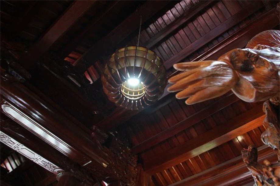 Khám phá nhà gỗ đẹp ở Hà Tĩnh với thiết kế bằng gỗ quý độc đáo > Chiếc lồng đèn gỗ đẹp mắt trong nhà gỗ đẹp ở Hà Tĩnh