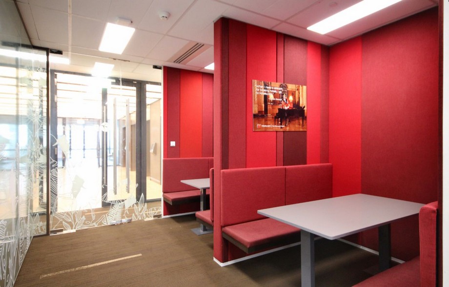 Thiết kế phòng làm việc riêng tư màu đỏ ấn tượng của văn phòng ảo Regus Deutsches Haus