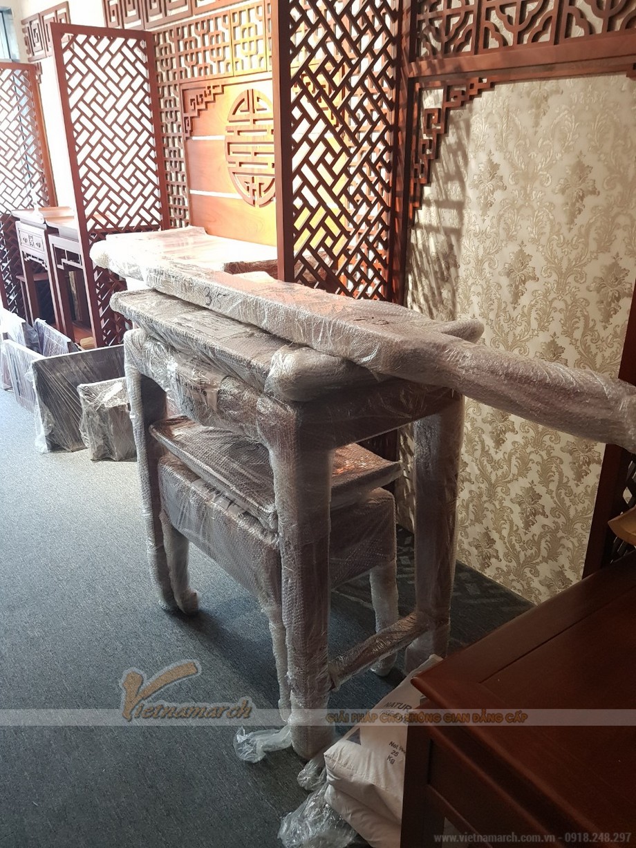 Bán bàn thờ đứng gỗ gõ cao cấp cho gia đình anh Công- Biên Hòa > Bán bàn thờ đứng gỗ gõ cao cấp cho gia đình anh Công- Biên Hòa