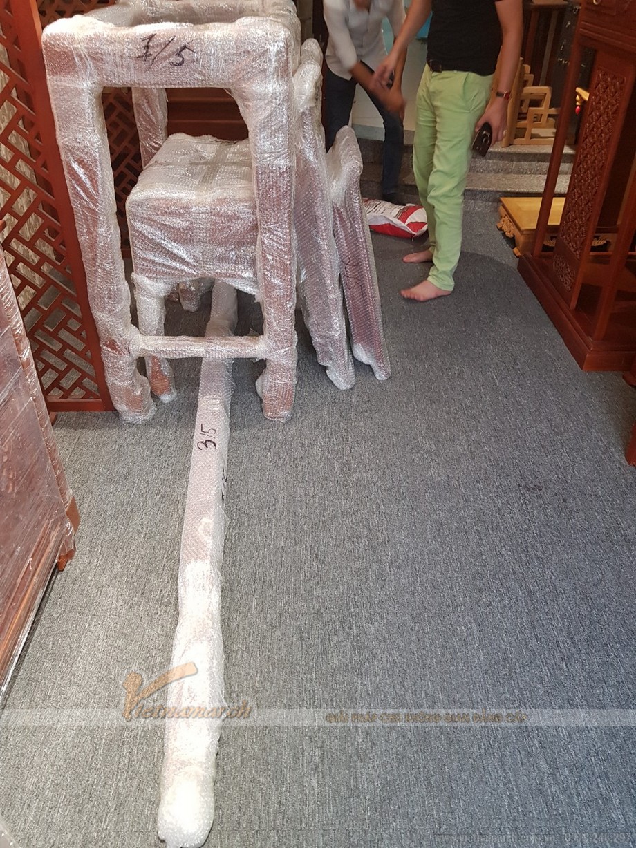 Bán bàn thờ đứng gỗ gõ cao cấp cho gia đình anh Công- Biên Hòa > Bán bàn thờ đứng gỗ gõ cao cấp cho gia đình anh Công- Biên Hòa