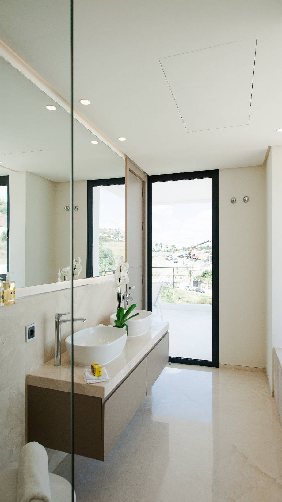 Thiết kế nội thất phòng tắm biệt thự hiện đại tại Nueva Andalucia thông ra ban công 