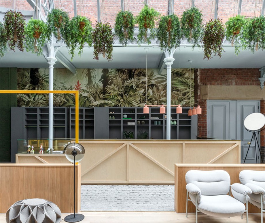 Thiết kế nội thất coworking space tại Anh với hàng cây treo trên nóc mang đến sự gần gũi thiên nhiên