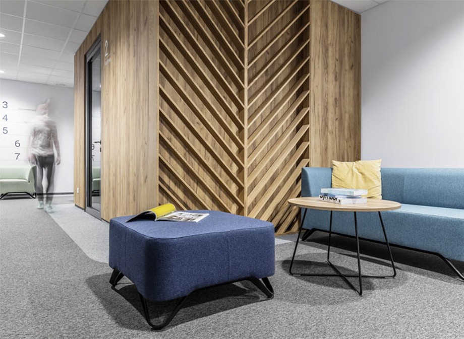 Thiết kế nội thất văn phòng tại Ba Lan với các phòng họp ốp gỗ