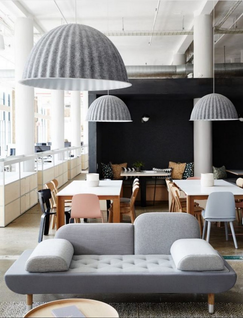 Thiết kế nội thất văn phòng theo phong cách Scandinavian thúc đẩy sự sáng tạo > Thiết kế nội thất văn phòng theo phong cách Scandinavian với cửa sổ đón nhận ánh sáng trời