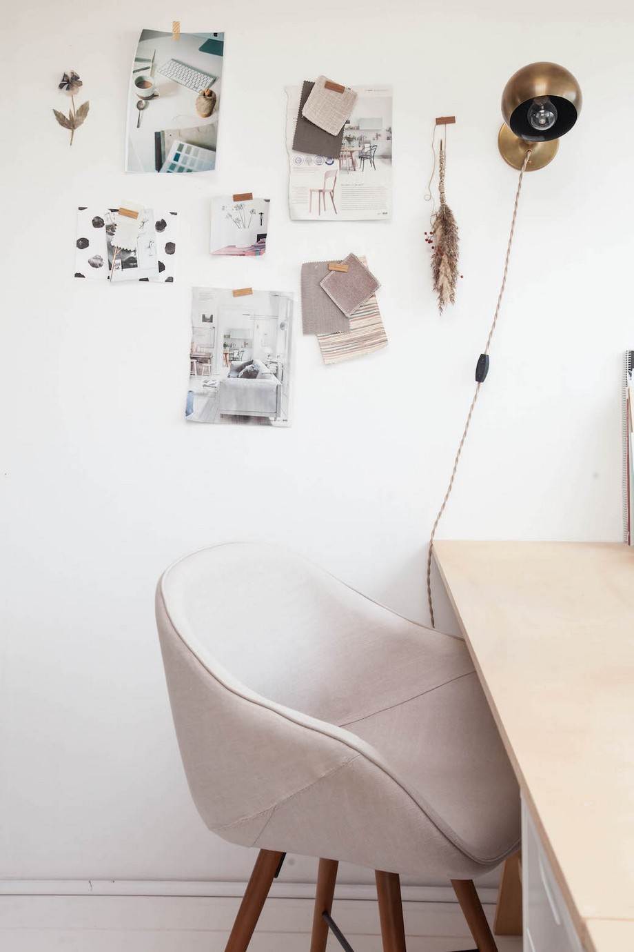 Đột nhập mẫu thiết kế văn phòng nhỏ kết hợp nhà ở trang nhã, gọn gàng > Thiết kế văn phòng làm việc tại nhà đẹp và lãng mạn