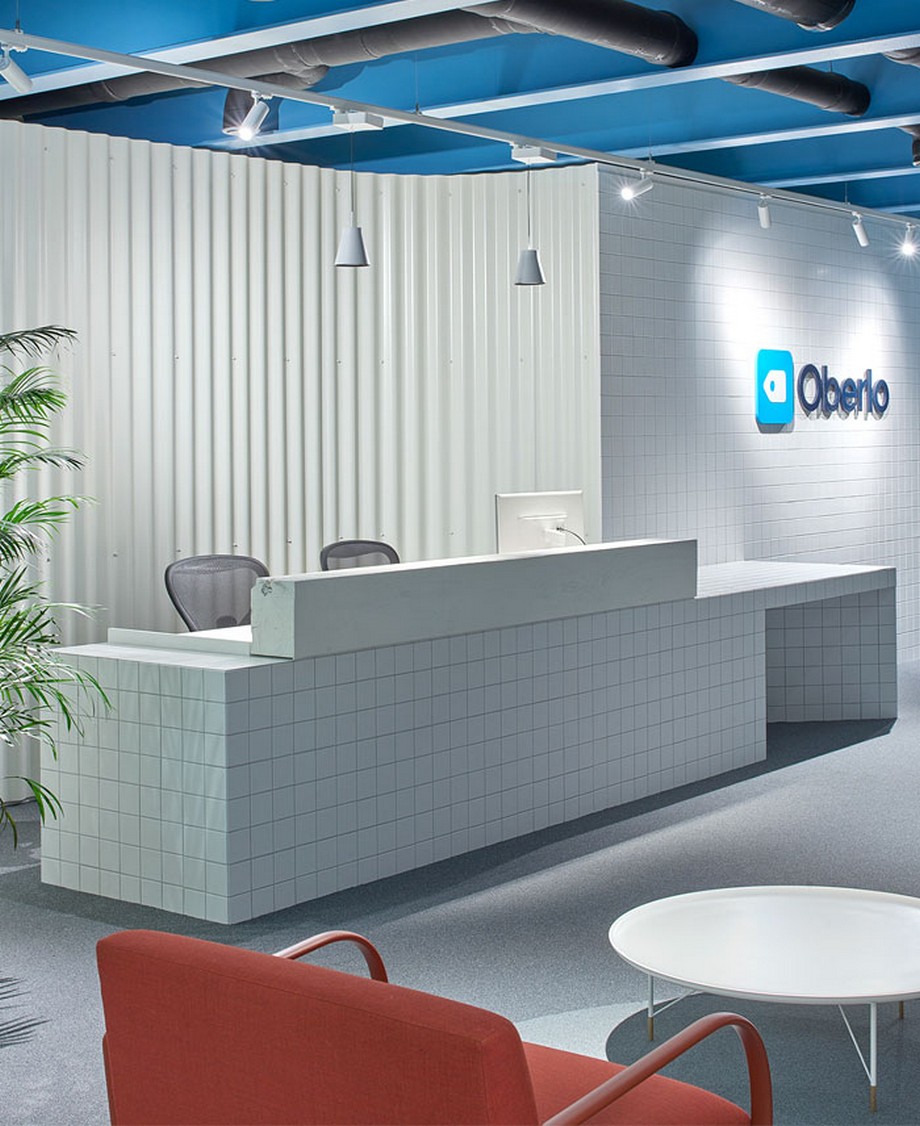 39 ý tưởng trang trí nội thất văn phòng đẹp > Ý tưởng trang trí nội thất văn phòng với tông màu lạnh kết hợp các hình khối vuông ấn tượng