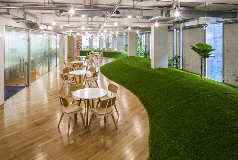 39 ý tưởng trang trí nội thất văn phòng đẹp > Ý tưởng trang trí nội thất văn phòng xanh với thảm cỏ xanh chạy dài uốn lượn khắp văn phòng