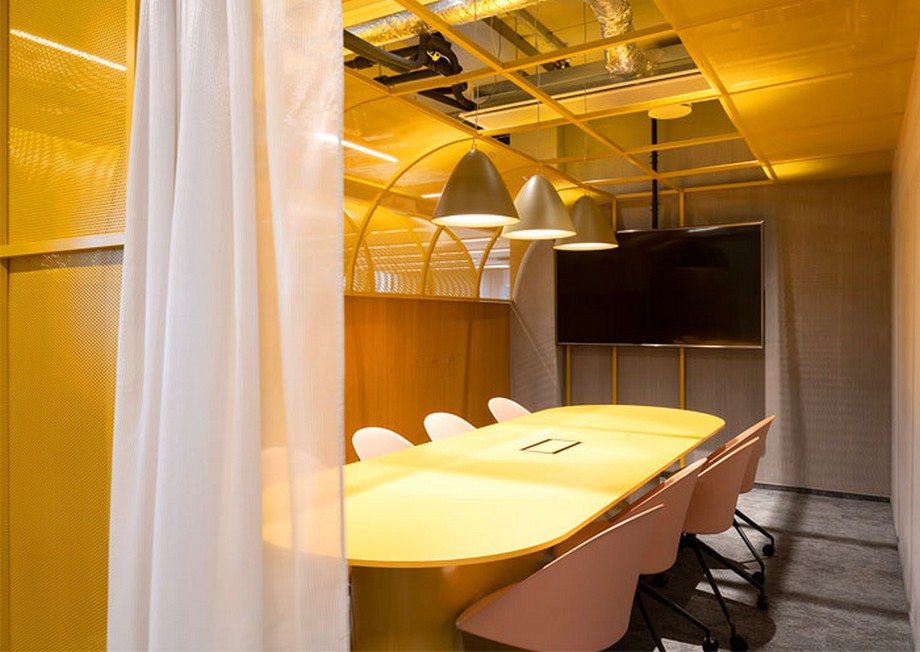 39 ý tưởng trang trí nội thất văn phòng đẹp > Ý tưởng trang trí nội thất phòng họp văn phòng với tông màu vàng rực rỡ