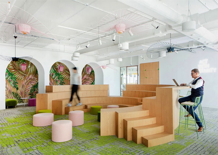 39 ý tưởng trang trí nội thất văn phòng đẹp > Ý tưởng trang trí nội thất khu vực họp nhóm với các tầng bậc bằng gỗ hình vòng cung, tấm thảm trải sàn màu xanh rêu...
