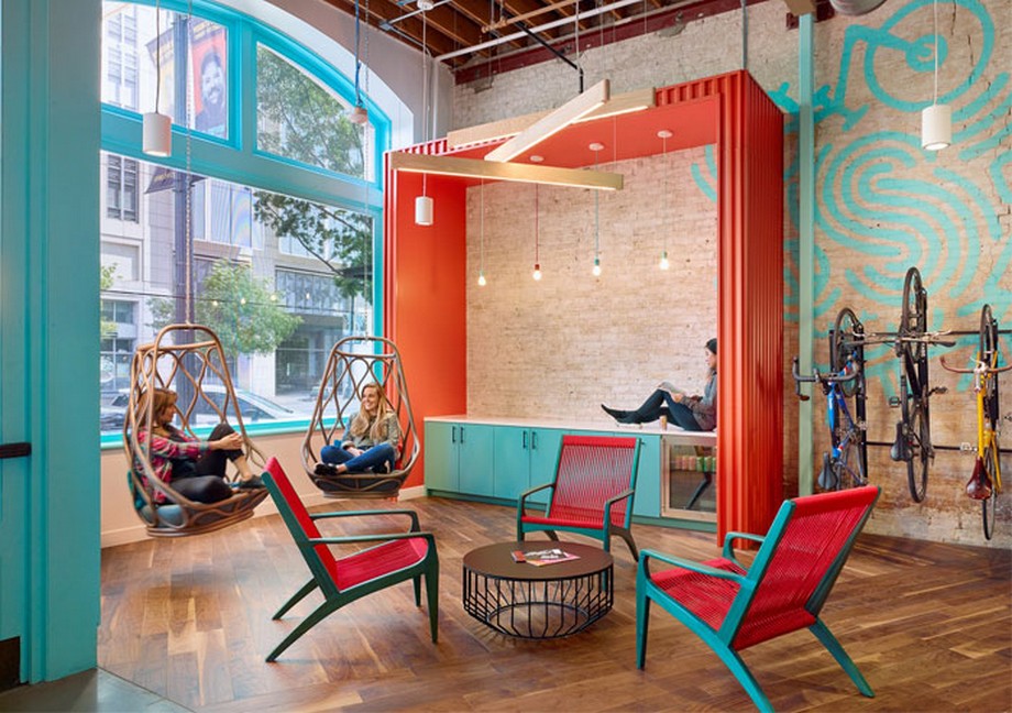 39 ý tưởng trang trí nội thất văn phòng đẹp > Khu vực ghế nghỉ của văn phòng được trang trí với 2 màu sắc xanh và đỏ ấn tượng