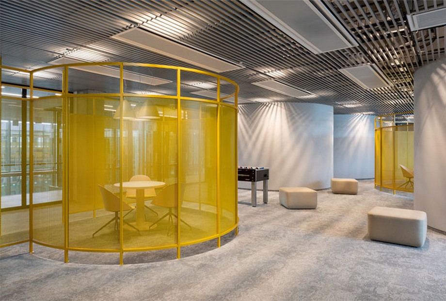 39 ý tưởng trang trí nội thất văn phòng đẹp > Ý tưởng trang trí nội thất văn phòng với các ô trong được quây bằng kim loại sơn vàng