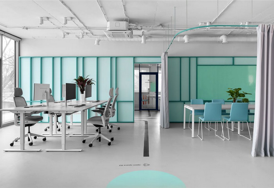 39 ý tưởng trang trí nội thất văn phòng đẹp > Ý tưởng trang trí nội thất văn phòng tông màu xanh với đường chỉ dẫn màu đen dưới sàn