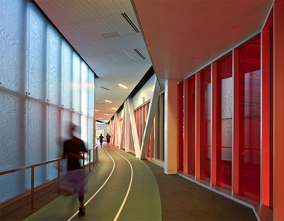 39 ý tưởng trang trí nội thất văn phòng đẹp > Ý tưởng trang trí nội thất văn phòng với đường chạy bộ dọc hành lang