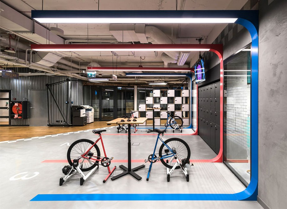 39 ý tưởng trang trí nội thất văn phòng đẹp > Ý tưởng trang trí nội thất văn phòng với khu vực đạp xe