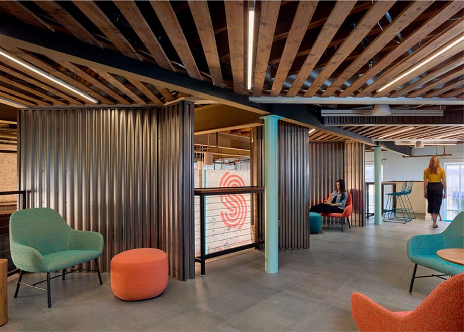 39 ý tưởng trang trí nội thất văn phòng đẹp > Văn phòng với các tấm vách nhôm, trần là các tấm gỗ và bàn ghế màu sắc