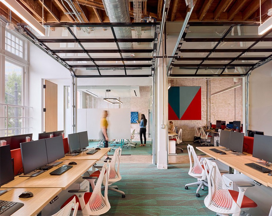 39 ý tưởng trang trí nội thất văn phòng đẹp > Ý tưởng trang trí nội thất văn phòng làm việc phong cách công nghiệp, bàn ghế đơn giản, áng sáng tự nhiên tràn ngập không gian