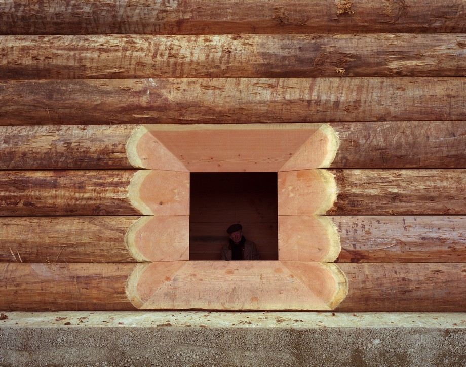 Khám phá mẫu thiết kế nhà thờ nhỏ bằng gỗ siêu ấn tượng từ những khối gỗ lớn > Thiết kế nhà thờ nhỏ bằng gỗ ấn tượng với một ô vuông hở được chạm khắc tinh tế để người ngồi trong có thể thấy cảnh quan bên ngoài