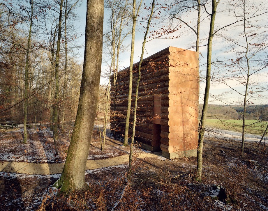 Khám phá mẫu thiết kế nhà thờ nhỏ bằng gỗ siêu ấn tượng từ những khối gỗ lớn > Thiết kế nhà thờ nhỏ bằng gỗ ấn tượng trong rừng
